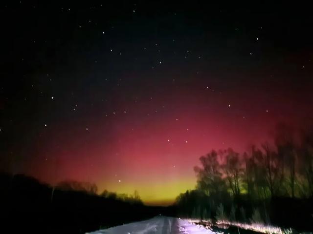 “中国最冷小镇”呼中现极光美景 游客踏雪追光 刷爆朋友圈