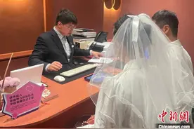 新年首日新人喜结良缘 上海浪漫马路展“甜蜜风景”图片