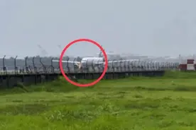 发出巨响！喷出火花！国泰航空一航班突发故障，机场回应图片