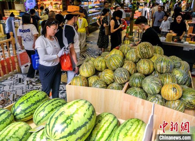 乌鲁木齐：游客大巴扎里看歌舞品美食感受新疆风情