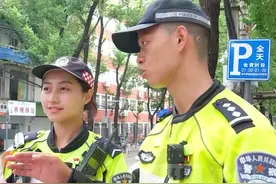 武汉中考首日交警直播护航，送考家长花式助威图片