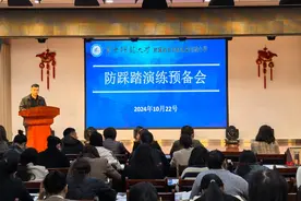 华师附属荣邦城小学开展防踩踏安全演练图片