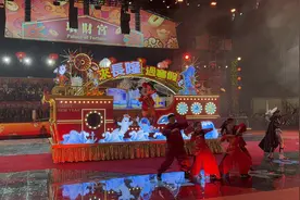 澳门灵蛇献瑞烟花汇演举行，横琴长隆花车惊艳亮相图片