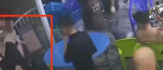 贵州2名幼童翻出13层阳台外玩“引体向上”，双脚悬空，当地街道办：家中当时没有大人，已联系家长