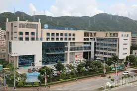 网友称镇卫生院有人“吃空饷”，相关人员应被追责；珠海金湾区卫健局：重复领取的工资已退还图片