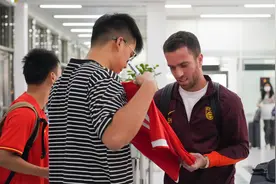 （体育）中国男足抵达沙特备战世预赛18强赛图片