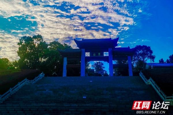 高清湖南丨当阳光漫过街巷，这座城就不一样了