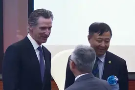 “我想要两辆！”美国加州州长试驾中国品牌电动汽车，惊叹连连→图片