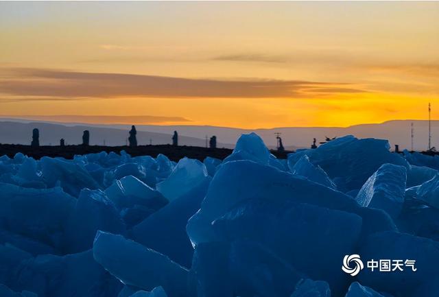 青海湖蓝冰托落霞 金光漫染