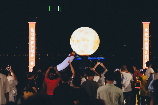 国庆中秋假期，深圳上演“长鹅奔‘粤’”引市民围观