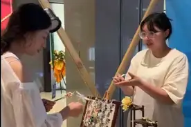 华农女硕士毕业摆摊卖非遗缠花：热爱的东西能养活自己，感觉很不错，未来打算开网店图片