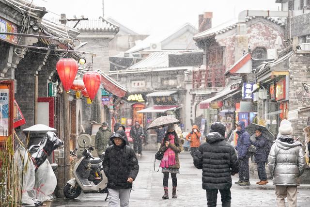 雪落钟鼓楼、什刹海，市民、游客邂逅京城初雪浪漫