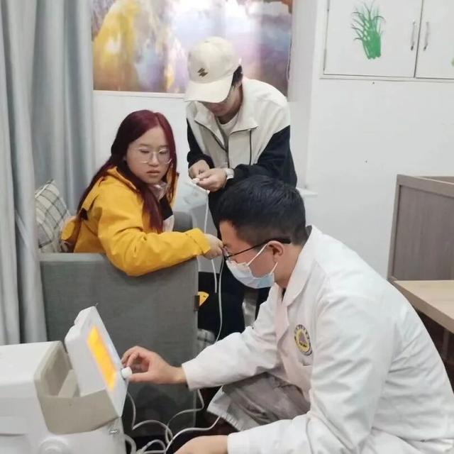 您的诗与远方，他们都始终在场——致敬国庆里的阿坝守护色