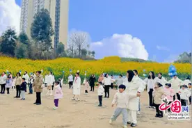 童赏油菜花，写生春意浓 天府新区干塘幼儿园开展大班组亲子活动图片