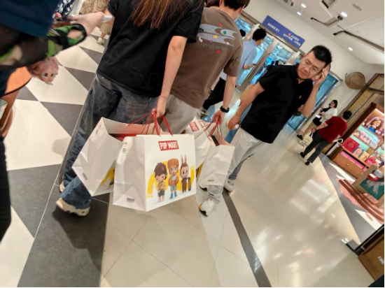 七夕送礼卷疯了！迷你Labubu开售：提货排长队，黄牛去哪了？