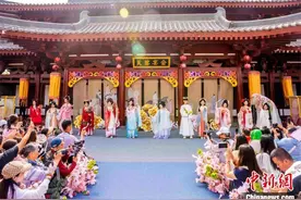 西安大唐芙蓉园上演古装走秀：带游客梦回唐朝图片