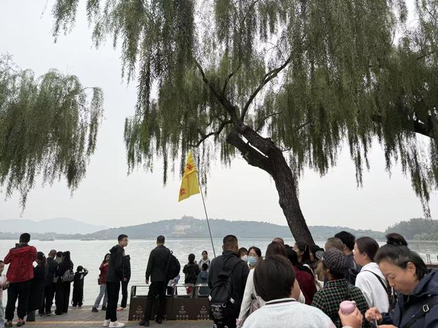 天气渐凉、热情依旧！游客打卡京城公园热度不减