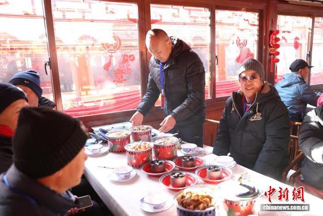 宁夏沙湖：民众冰湖泛舟暖锅相伴享假日