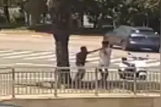 好心扶老人却被诬陷和打耳光？结局大快人心！图片