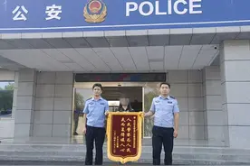 永州女子丢了个书包，急得报警；捡包人深夜打开一看，吓得不轻！图片