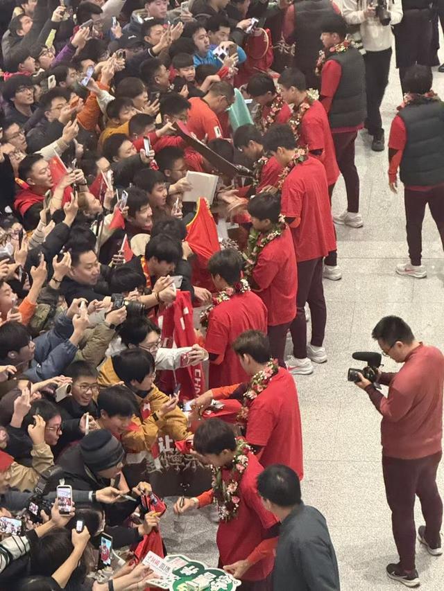 被球迷的热情感动 U23国脚：争取下次拿个冠军回来