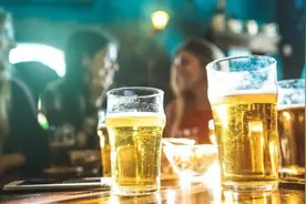 一杯酒下肚，女孩很快昏迷！小伙寻求刺激，多次给女友下迷药被判刑图片