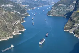 三峡航运忙图片