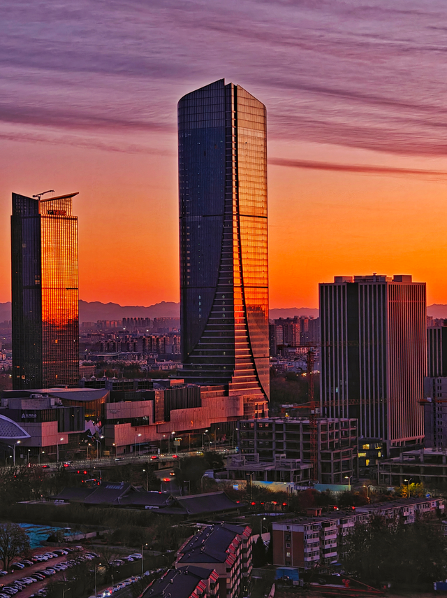 朝色漫染，天空披彩，北京的晨光太治愈了！