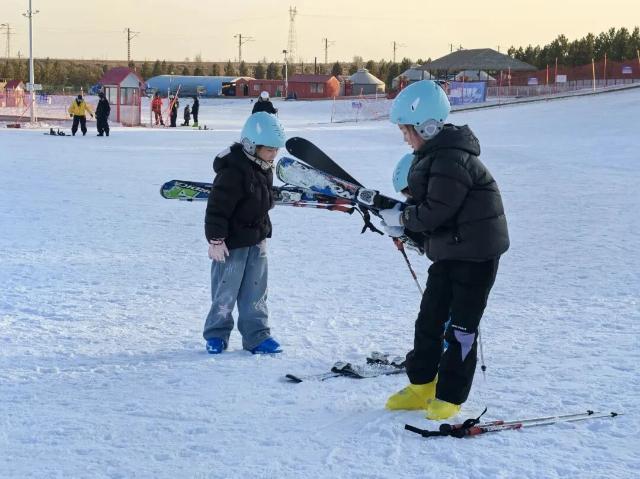冰雪运动让冬季旅游“火起来”