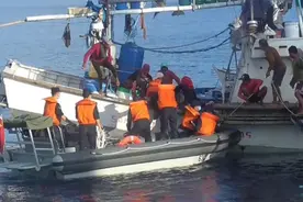 中国海军救助1名菲律宾受伤渔民图片