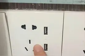 武汉一酒店插座有红光闪烁，疑似摄像头？民警现场核实发现……图片