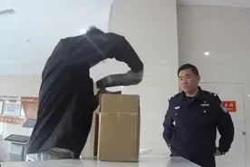 女孩路上捡到个快递，挽回19万损失！图片