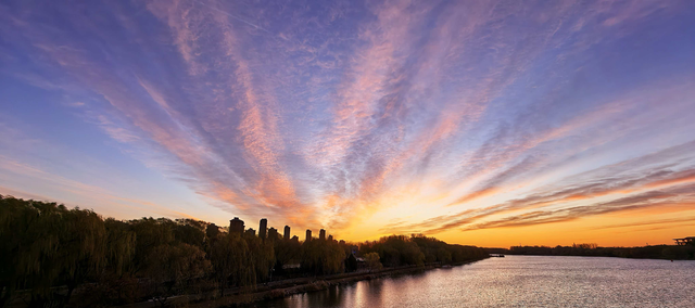 朝色漫染，天空披彩，北京的晨光太治愈了！