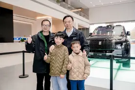 王传福亲自为长沙仰望U8车主交付图片