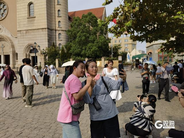 雨后初晴，青岛上街里游人如织