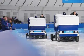 电动浇冰车：赛场上的绿色“科技范儿”图片