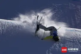 直击十四冬赛场上的摔跤瞬间：连苏翊鸣也摔得“四脚朝天”  ｜封面图集图片