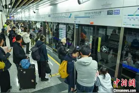 四川成都：春节假期轨道交通线网运送乘客2311万人次图片