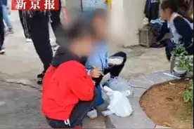自带饭蹲教室外吃，学生承受不了这样的关爱 | 新京报评论图片