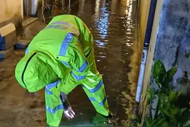 “硬核”守护！暴雨带来强降水，他们徒手疏通排水口图片