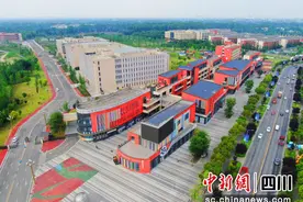 剧组扎堆成都影视城 高品质微短剧拍摄忙图片