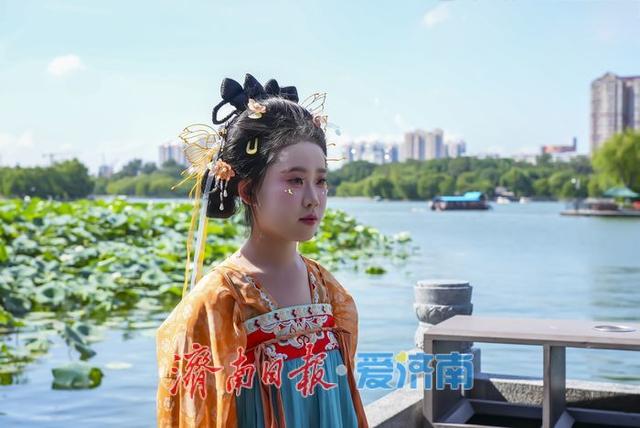 古城秋韵邂逅国潮，彰显文化自信和传统之美