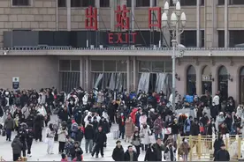 北京站迎春节假期返程高峰，地铁2号线今天将继续延时运营至2时图片