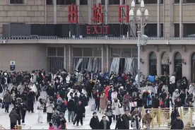 北京站迎春节假期返程高峰，地铁2号线今天将继续延时运营至2时图片