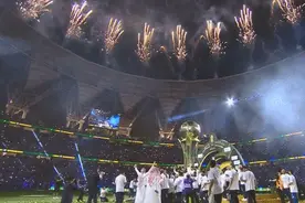 🏆我们是冠军！利雅得新月全队捧起沙王冠奖杯图片