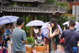 贵州：西江千户苗寨迎来暑期旅游旺季图片