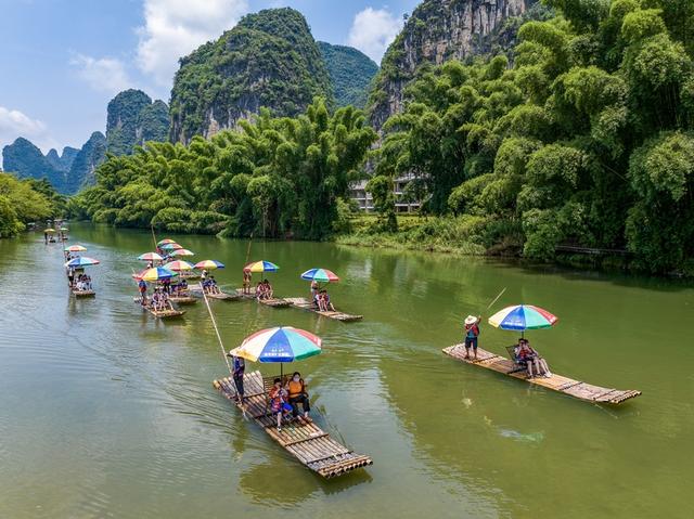 广西阳朔：盛夏泛舟赏景