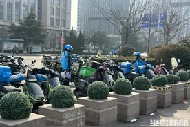 半岛调查｜多平台官宣为骑手缴纳社保，如何为他们撑起那把“伞”？图片