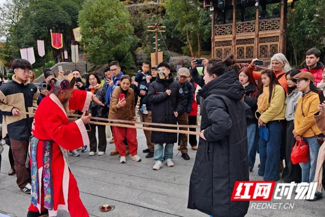 文旅出海“圈粉”全球游客 芙蓉镇的蝶变之路