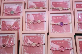 女子摆摊卖樱花饰品月入四五万元：花瓣取自武汉，可永久保存图片